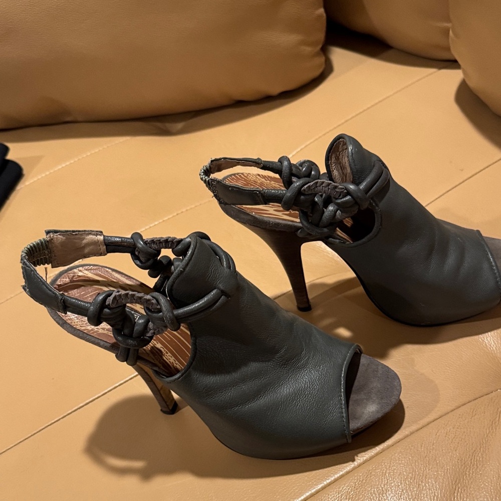 Matiko Dark Gray Peep-Toe Heels